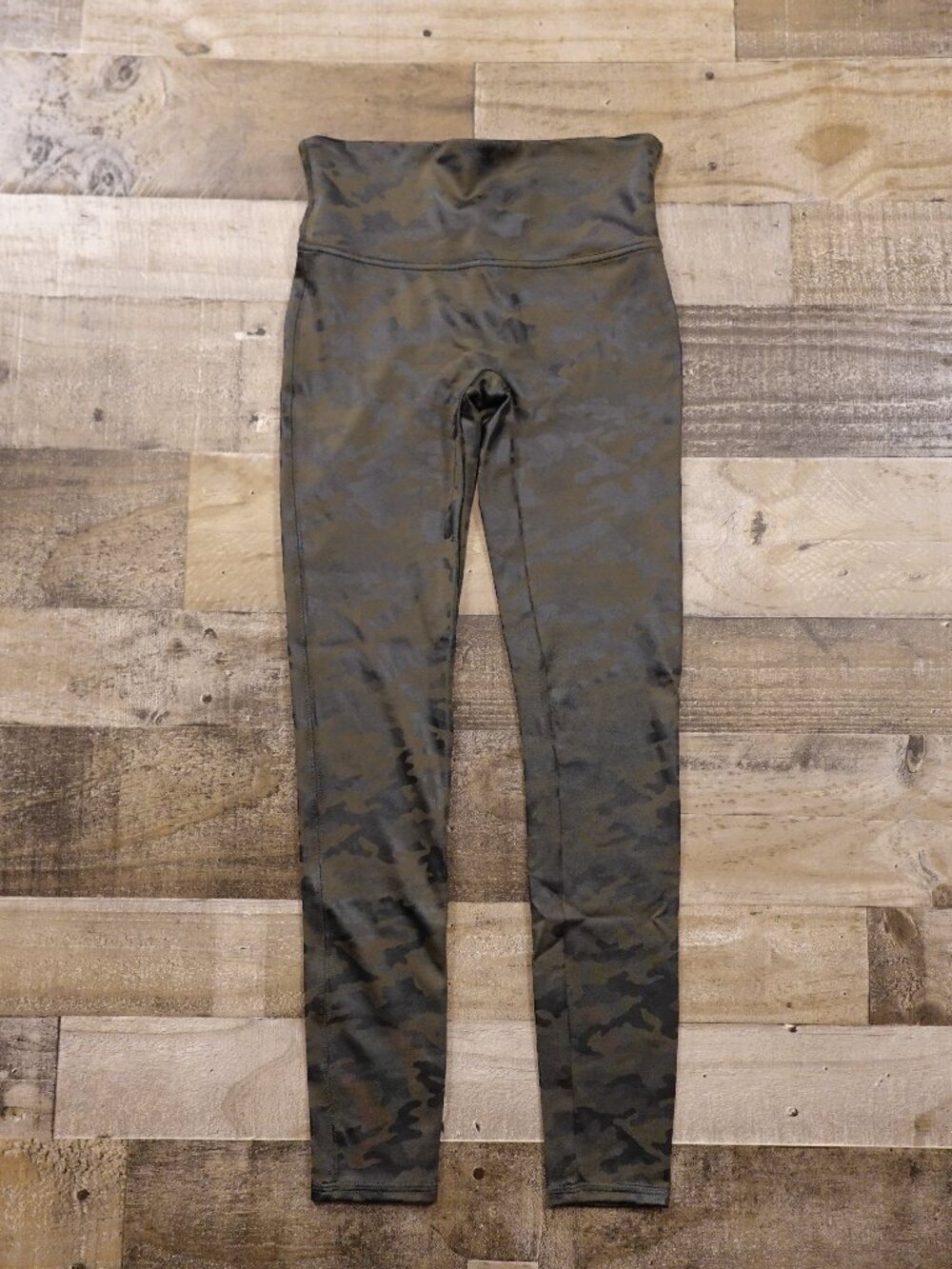 Spanx Faux Leather Glossy‎ Camo Ankle Leggings Women’s Medium High Rise Shaping